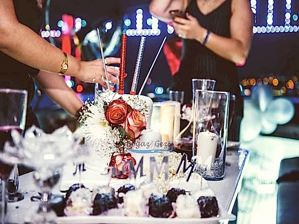 teknede doğum günü kutlaması